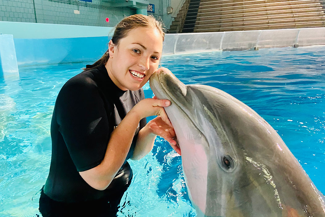 Ashley Smith being kissed by Kimo the bottlenose dolphin at the Indianapolis Zoo