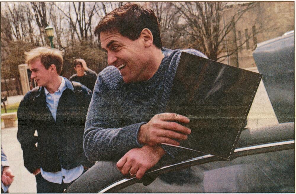 IU alum and billionaire entrepreneur Mark Cuban smiles as he exits a car onto Bloomington’s campus.
